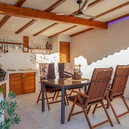 Puharici Sleeps 5 With Pool Air Con And Wifi Makarska